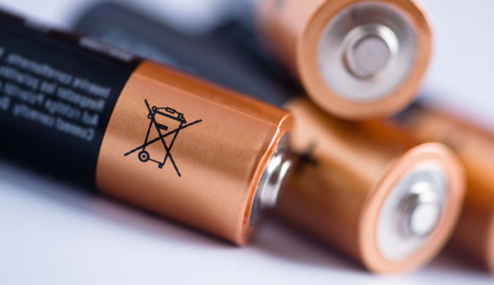 4 piles Duracell avec icône de sécurité rappelant une utilisation responsable et une élimination appropriée
