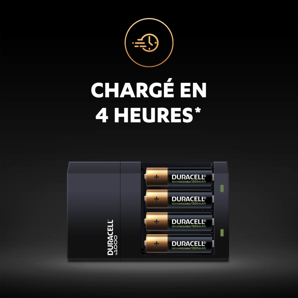 Le chargeur haute vitesse Duracell charge 4 piles rechargeables AA en 4 heures
