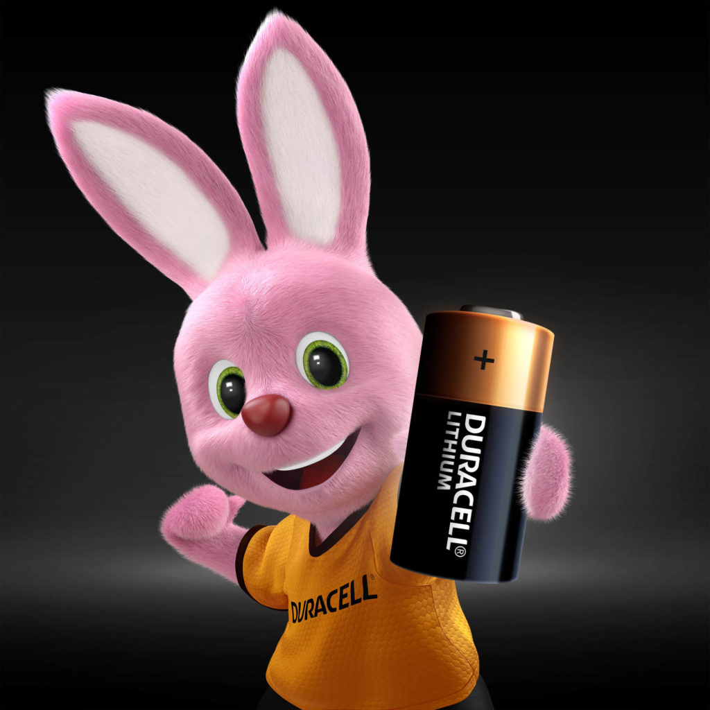 Duracell Bunny présente piles au lithium haute puissance Duracell CR2 3V